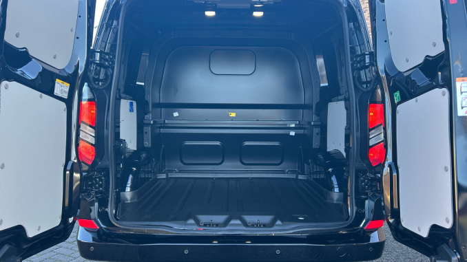 Ford Transit Custom 320 L1 Diesel Fwd 2.0 EcoBlue 150ps H1 Double Cab Van Limited - Image 12